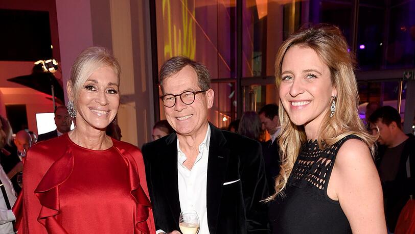 Jan Klatten mit Tatjana Hofmann (l.) und Linda Helen Gieseke.
