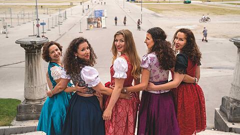Stolze Münchnerinnen unter der Bavaria: (v.l.) Valeriya, Dora, Naomi, Yael, Elena.