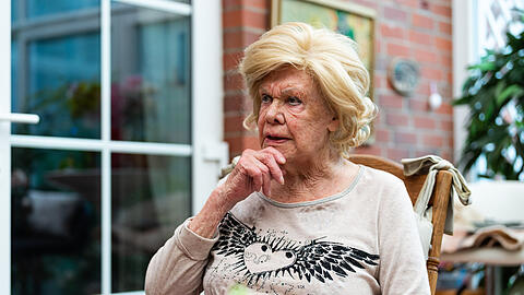 Ingrid van Bergen im Garten ihres Hauses in Eyendorf