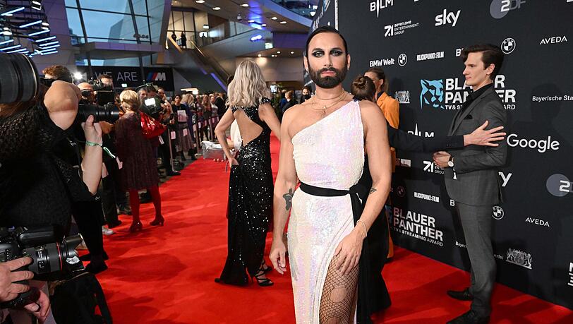 Thomas "Tom" Neuwirth, als Kunstfigur Conchita Wurst, steht vor der Verleihung auf dem Roten Teppich.