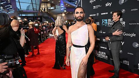 Thomas "Tom" Neuwirth, als Kunstfigur Conchita Wurst, steht vor der Verleihung auf dem Roten Teppich.