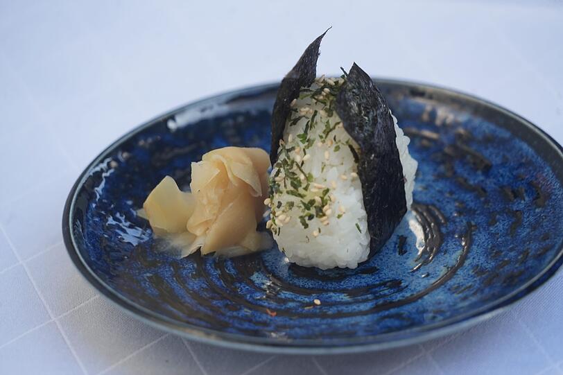 Erster Gang: Onigiri – Reis, Ingwer, Umeboshi, Furikake. Erster Gang: Onigiri – Reis, Ingwer, Umeboshi, Furikake.