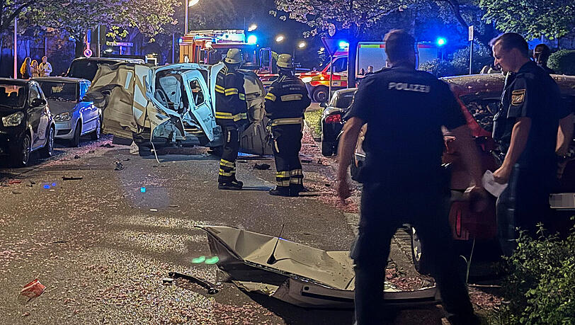 Rettungskr&auml;fte an der Ungl&uuml;cksstelle.