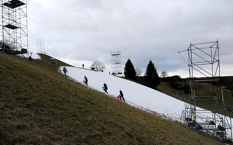 Fast schon ein trauriger Anblick: Wegen Schneemangels musste der Weltcup am Olympiaberg abgesagt werden. Die Bilder