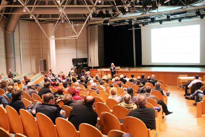 Viele Plätze blieben frei: Vorstellung der Ring-Varianten im Anton-Fingerle-Zentrum in der Schlierseestraße.