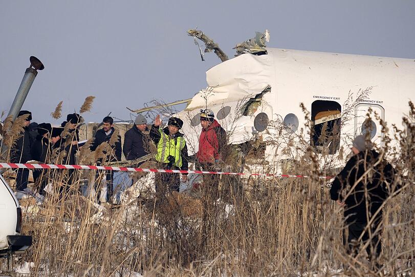 In Kasachstan sind mehr als ein Dutzend Passagiere bei einem Flugzeugabsturz ums Leben gekommen.