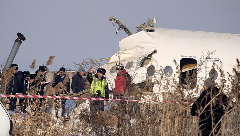 In Kasachstan sind mehr als ein Dutzend Passagiere bei einem Flugzeugabsturz ums Leben gekommen.