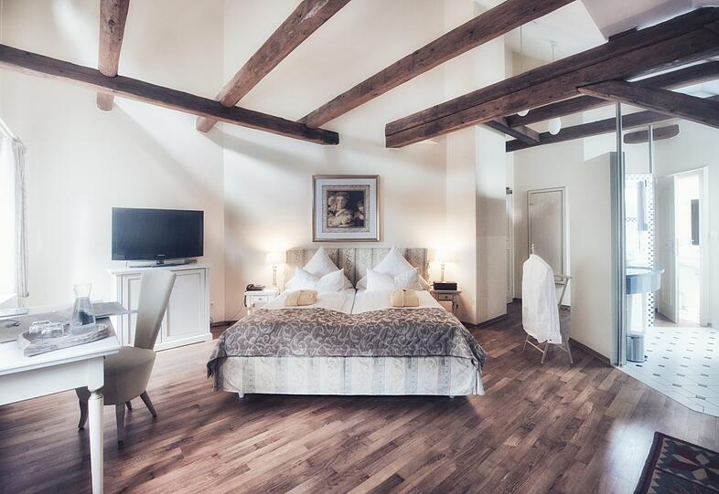 Wenn Sie nach der Feier nicht mehr nach Hause fahren möchten, übernachten Sie einfach im Hotel Schlossgut. Die Junior-Suiten sind alle individuell und liebevoll eingerichtet