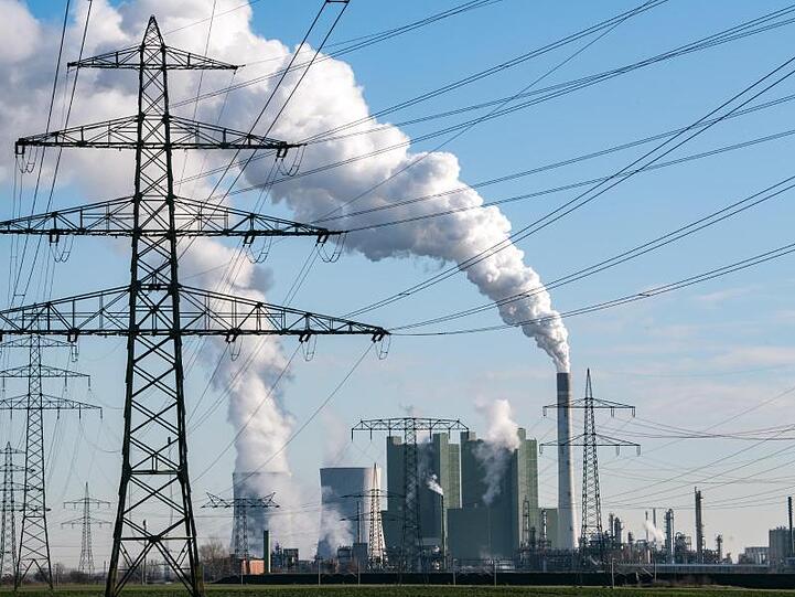 Für Anlagen wie das Braunkohlekraftwerk Schkopau in Sachsen-Anhalt sieht das Gesetz einen Fahrplan für den Ausstieg vor. In Schkopau soll 2034 Schluss sein.