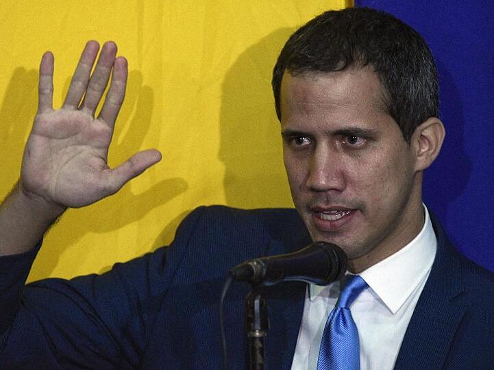 Juan Guaido, selbsternannter Interimspräsident von Venezuela, lässt sich als Parlamentsvorsitzender vereidigen.