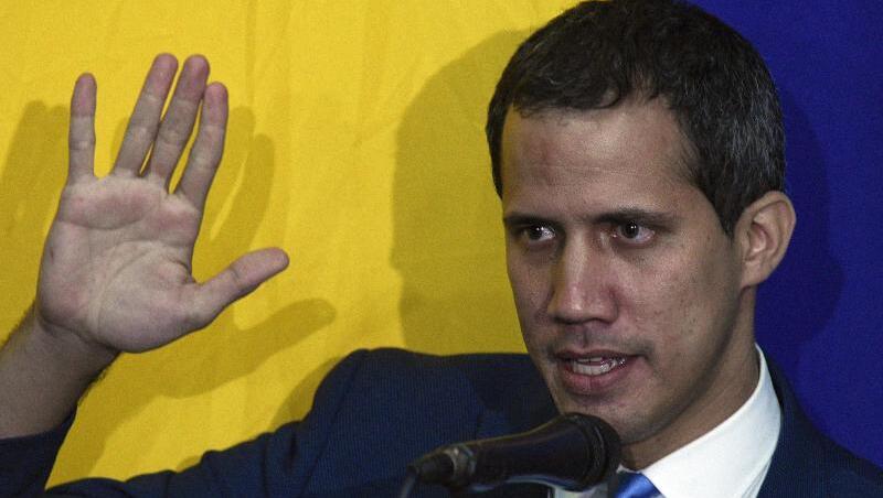 Juan Guaido, selbsternannter Interimspräsident von Venezuela, lässt sich als Parlamentsvorsitzender vereidigen. Juan Guaido, selbsternannter Interimspräsident von Venezuela, lässt sich als Parlamentsvorsitzender vereidigen.