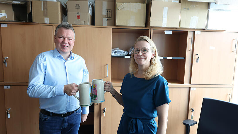 KVR-Chefin Hanna Sammüller-Gradl mit dem Leiter des städtischen Fundbüros Hubertus Busch. Auch Krüge werden manchmal im Fundbüro abgegeben. Kurios.
