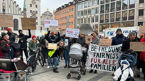 Die Demonstration gegen das neue Kita-Fördermodell am Mittwochmorgen vor dem Rathaus.