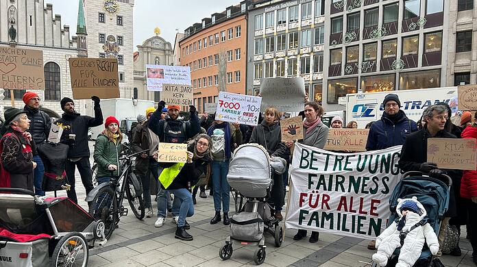 Die Demonstration gegen das neue Kita-Fördermodell am Mittwochmorgen vor dem Rathaus.