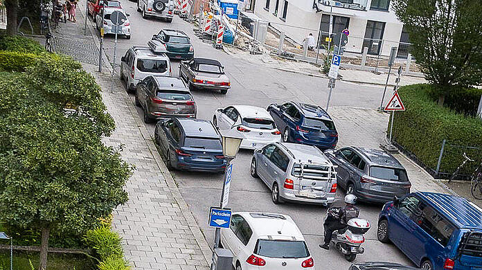 Der Durchgangsverkehr staut sich im Wohngebiet: 600 Autos an einem Tag hat ein Anwohner der Gundelindenstraße in Schwabing gezählt. Sie wird als Abkürzung zum Mittleren Ring genutzt – und das ärgert viele.
