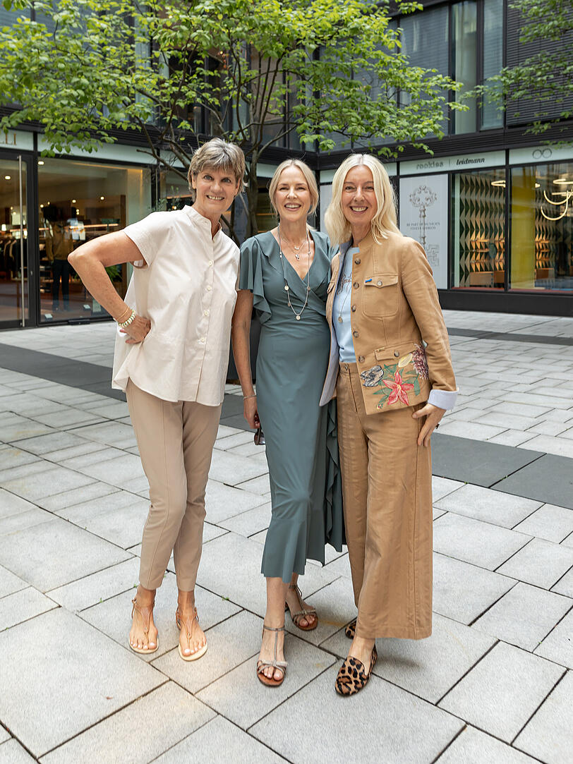 Wiesn-Wirtin Petra Reinbold, Schmuck-Designerin Konstanze Kponton und Michaela Hammel (Trachtenmagazin "Fesch") kommen am Mittwoch zum Trachten-Lunch ins Restaurant Brenner. Wiesn-Wirtin Petra Reinbold, Schmuck-Designerin Konstanze Kponton und Michaela Hammel (Trachtenmagazin "Fesch") kommen am Mittwoch zum Trachten-Lunch ins Restaurant Brenner.