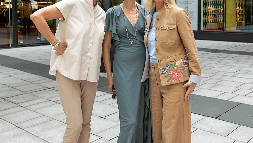 Wiesn-Wirtin Petra Reinbold, Schmuck-Designerin Konstanze Kponton und Michaela Hammel (Trachtenmagazin "Fesch") kommen am Mittwoch zum Trachten-Lunch ins Restaurant Brenner. Wiesn-Wirtin Petra Reinbold, Schmuck-Designerin Konstanze Kponton und Michaela Hammel (Trachtenmagazin "Fesch") kommen am Mittwoch zum Trachten-Lunch ins Restaurant Brenner.