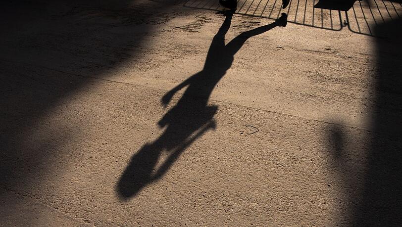 Beim Joggen wurde eine Frau von einem Mann ins Gesicht geschlagen. (Symbolbild)