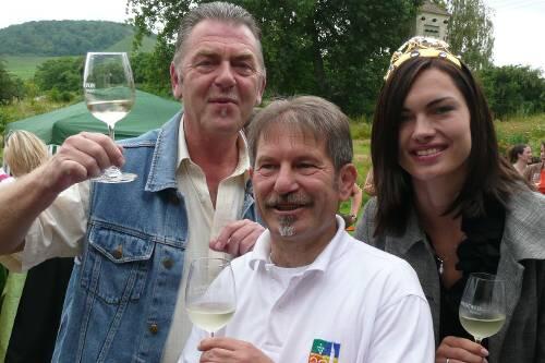 Der Ma(e)inwein schmeckt königlich: Walter Moßner stößt mit dem Kitzinger Hofrat Walter Vierrether und der Fränkischen Weinkönigin Anna Saum (von links) an.