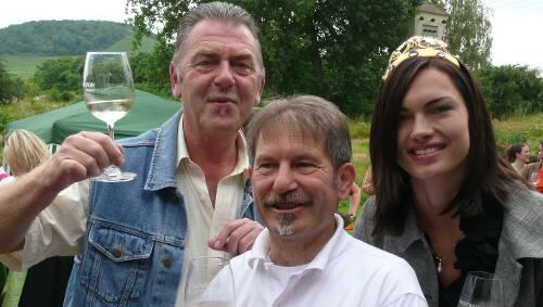 Der Ma(e)inwein schmeckt königlich: Walter Moßner stößt mit dem Kitzinger Hofrat Walter Vierrether und der Fränkischen Weinkönigin Anna Saum (von links) an. Der Ma(e)inwein schmeckt königlich: Walter Moßner stößt mit dem Kitzinger Hofrat Walter Vierrether und der Fränkischen Weinkönigin Anna Saum (von links) an.