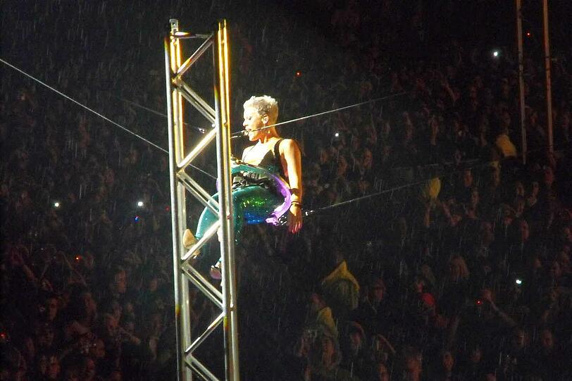Bei diesem waghalsigen Seiltrick (hier ein Bild der Show aus Köln) stürzte Pink über zwei Meter tief in den Pressegraben. Danach musste sie die Show in Nürnberg abbrechen.