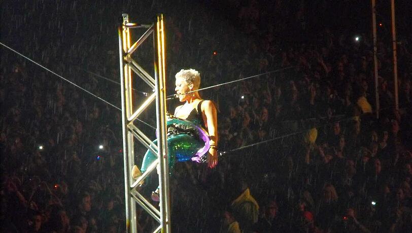 Bei diesem waghalsigen Seiltrick (hier ein Bild der Show aus Köln) stürzte Pink über zwei Meter tief in den Pressegraben. Danach musste sie die Show in Nürnberg abbrechen. Bei diesem waghalsigen Seiltrick (hier ein Bild der Show aus Köln) stürzte Pink über zwei Meter tief in den Pressegraben. Danach musste sie die Show in Nürnberg abbrechen.