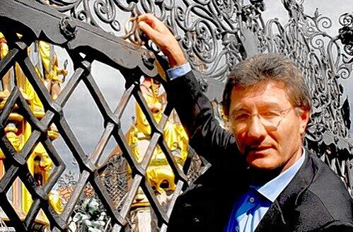 Hat schon vor Saisonbeginn das Glück beschworen: Fürths Präsident Helmut Hack drehte am Schönen Brunnen auf dem Nürnberger Hauptmarkt am goldenen Ring.