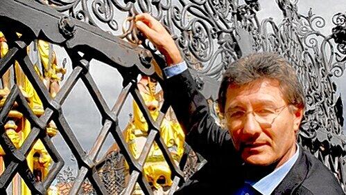 Hat schon vor Saisonbeginn das Glück beschworen: Fürths Präsident Helmut Hack drehte am Schönen Brunnen auf dem Nürnberger Hauptmarkt am goldenen Ring. Hat schon vor Saisonbeginn das Glück beschworen: Fürths Präsident Helmut Hack drehte am Schönen Brunnen auf dem Nürnberger Hauptmarkt am goldenen Ring.