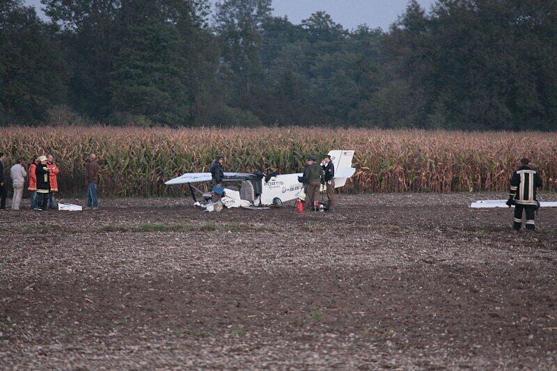 Warum das Ultraleichtflugzeug am Mittwochabend am Flugplatz Ellermühle abstürzte, ist bisher nicht klar. Die beiden Insassen mussten schwer verletzt aus dem Wrack geborgen werden.