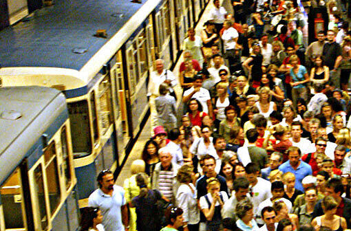 Besonders in der U4 und U5 war oft kein Durchkommen. Um Überfüllung zu vermeiden, musste der U-Bahnhof Theresienwiese dieses Jahr zur Wiesn 120 Mal gesperrt werden.