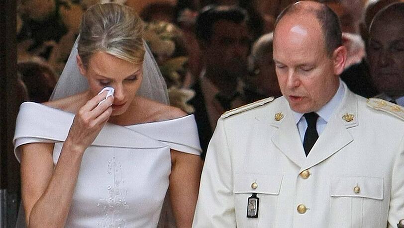 Langsam ungeduldig werden die Untertanen von Fürst Albert und Prinzessin Charlenein Monaco: Der erhoffte Thronfolger ist noch nicht in Sicht. Außerdem scheint es in der Ehe zu kriseln: Die beiden zeigen sich immer öfter getrennt auf Terminen. Langsam ungeduldig werden die Untertanen von Fürst Albert und Prinzessin Charlenein Monaco: Der erhoffte Thronfolger ist noch nicht in Sicht. Außerdem scheint es in der Ehe zu kriseln: Die beiden zeigen sich immer öfter getrennt auf Terminen.