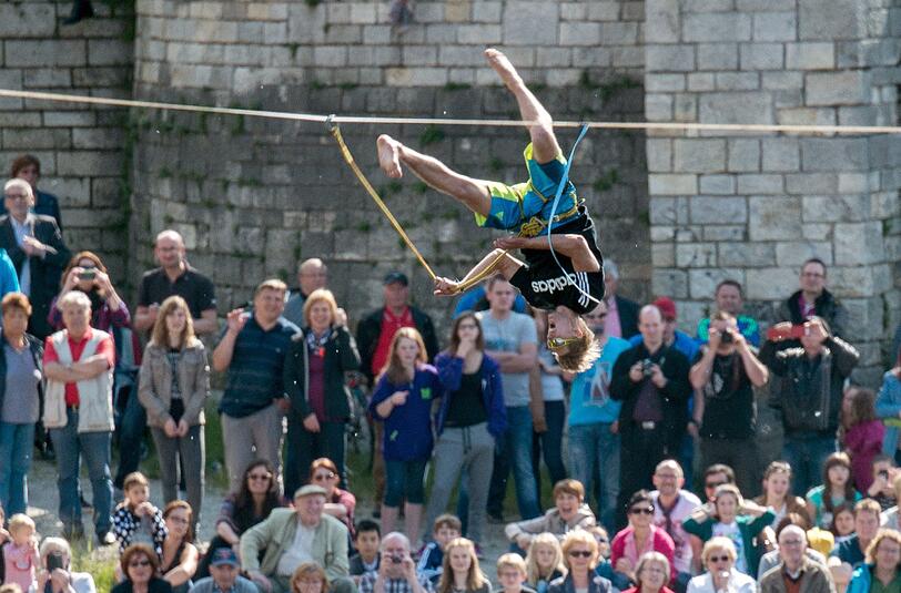 Hier fällt Lukas Irmler von seiner Slackline - der Traum vom Weltrekord ist geplatzt.
