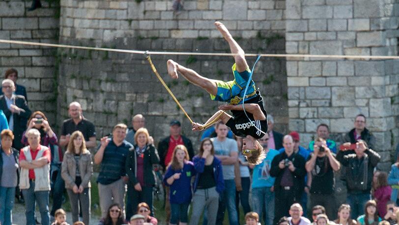 Hier fällt Lukas Irmler von seiner Slackline - der Traum vom Weltrekord ist geplatzt. Hier fällt Lukas Irmler von seiner Slackline - der Traum vom Weltrekord ist geplatzt.