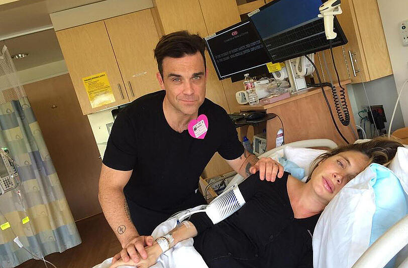 27.10.2014: Robbie Williams' Frau Ayda Field liegt mit schmerzverzerrtem Gesicht im Kreißsaal. Der Popstar steht hinter ihr, lächelt in die Kamera. Während Ava seinen Sohn zur Welt bringt, macht Williams aus der Geburt eine irre Twitter-Show und dokumentiert die Geschehnisse in Echtzeit.