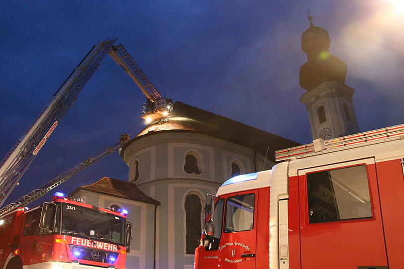 Der Altarraum und die Sakristei der katholischen Pfarrkirche St. Peter in Wörth ist am Ostersonntag durch ein Feuer zerstört worden.