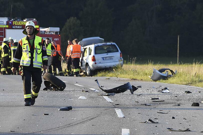 Frontalcrash zwischen zwei VW-Transportern in Straßlach. Die Bilder vom Unfall.