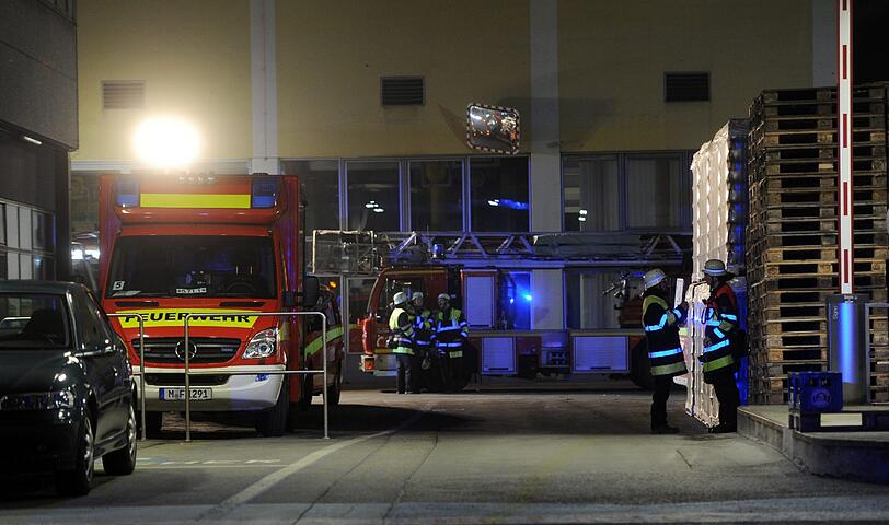 Großeinsatz in Giesing: Feuerwehrfahrzeuge stehen am Donnerstagabend vor der Paulaner-Brauerei am Nockherberg.
