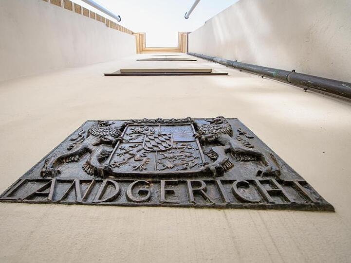 Der Schriftzug Landgericht steht unter dem bayerischen Wappen an der Fassade vom Landgericht in Passau. Foto: Matthias Balk/Archiv