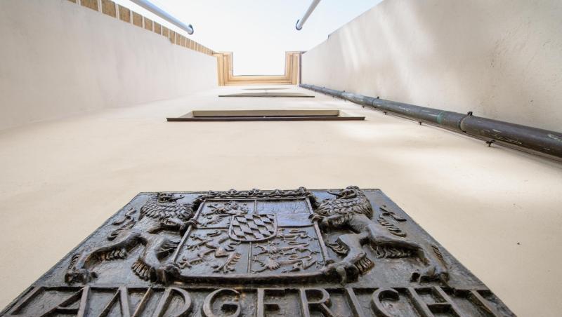 Der Schriftzug Landgericht steht unter dem bayerischen Wappen an der Fassade vom Landgericht in Passau. Foto: Matthias Balk/Archiv Der Schriftzug Landgericht steht unter dem bayerischen Wappen an der Fassade vom Landgericht in Passau. Foto: Matthias Balk/Archiv