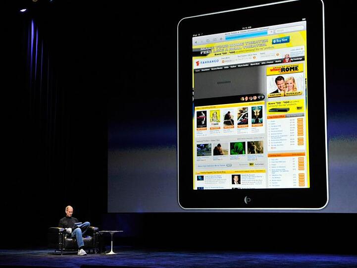 Apple-Chef Steve Jobs enthüllt das lang erwartete iPad während eines Apple Events im Yerba Buena Center for the Arts Theater in San Francisco.