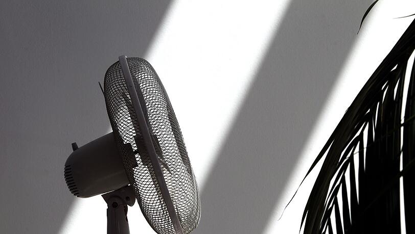 Ein Ventilator verschafft zumindest ein bisschen frische Luft bei Hitze.