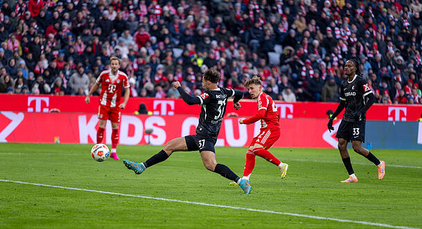 Tor zum 1:2 gegen Freiburg: Karl (r.).