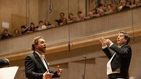 Julian Pr&eacute;garien und der Dirigent Sebastian Weigle im Herkulessaal.
