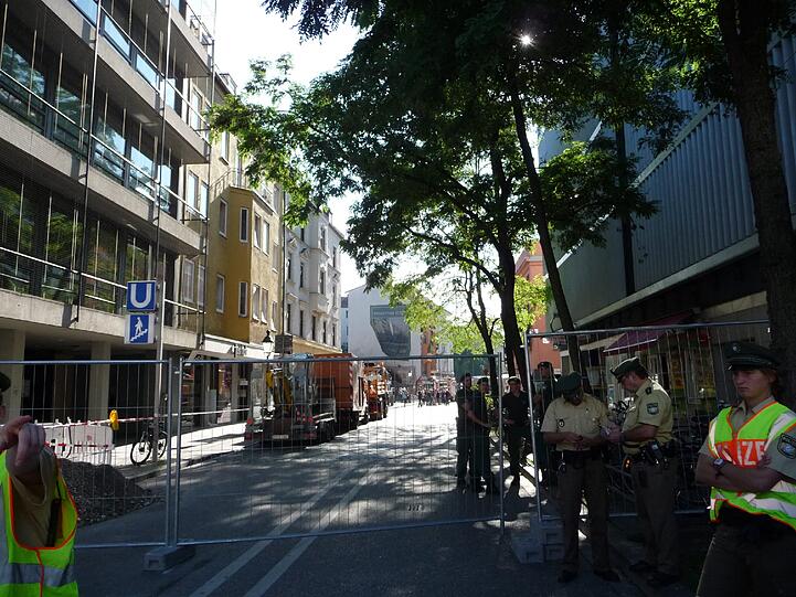 Schwabing am Tag nach der Bombensprengung: Die Spuren der Detonation sind deutlich zu erkennen. Im Laufe des Vormittags werden die Schäden an den Gebäuden der Umgebung erfasst.