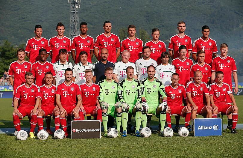 Vor dem Testspiel gegen Brescia Calcio wurde noch ein Foto von der aktuellen Mannschaft des FC Bayern (ohne Schweinsteiger, Gustavo, Dante) geschossen. In der mittleren Reihe ganz rechts Außen steht Holger Badstuber. Der Langzeitverletzte ist zwar nur Besucher im Trainingslager am Gardasse, gehört aber natürlich trotzdem auf das Mannschaftsfoto. Doch welches Trikot hat er da an?