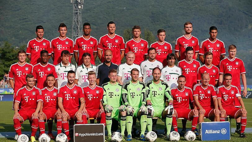 Vor dem Testspiel gegen Brescia Calcio wurde noch ein Foto von der aktuellen Mannschaft des FC Bayern (ohne Schweinsteiger, Gustavo, Dante) geschossen. In der mittleren Reihe ganz rechts Außen steht Holger Badstuber. Der Langzeitverletzte ist zwar nur Besucher im Trainingslager am Gardasse, gehört aber natürlich trotzdem auf das Mannschaftsfoto. Doch welches Trikot hat er da an? Vor dem Testspiel gegen Brescia Calcio wurde noch ein Foto von der aktuellen Mannschaft des FC Bayern (ohne Schweinsteiger, Gustavo, Dante) geschossen. In der mittleren Reihe ganz rechts Außen steht Holger Badstuber. Der Langzeitverletzte ist zwar nur Besucher im Trainingslager am Gardasse, gehört aber natürlich trotzdem auf das Mannschaftsfoto. Doch welches Trikot hat er da an?