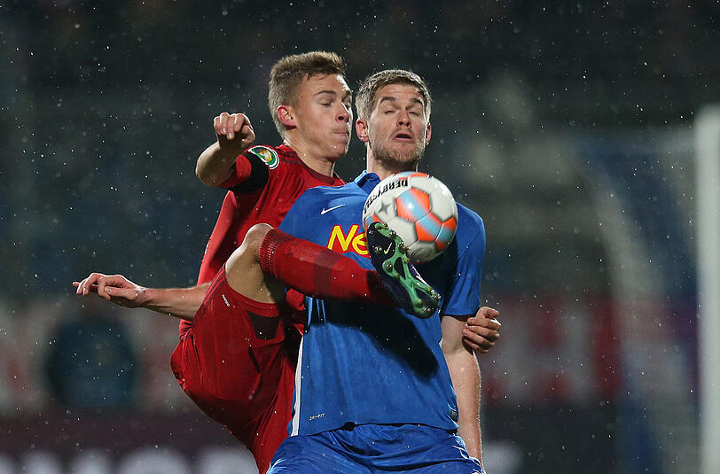 Joshua Kimmich: Note 3. Gewann diesmal sogar Kopfballduelle, passte wie immer schick. Wirklich stabil wirkte die Innenverteidigung nicht.