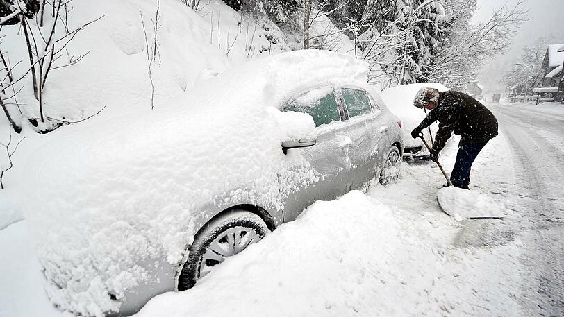 Schnee schaufeln hat jetzt in Hof zu einer Polizeiermittlung geführt. (Symbolbild)