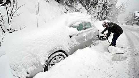 Schnee schaufeln hat jetzt in Hof zu einer Polizeiermittlung geführt. (Symbolbild)