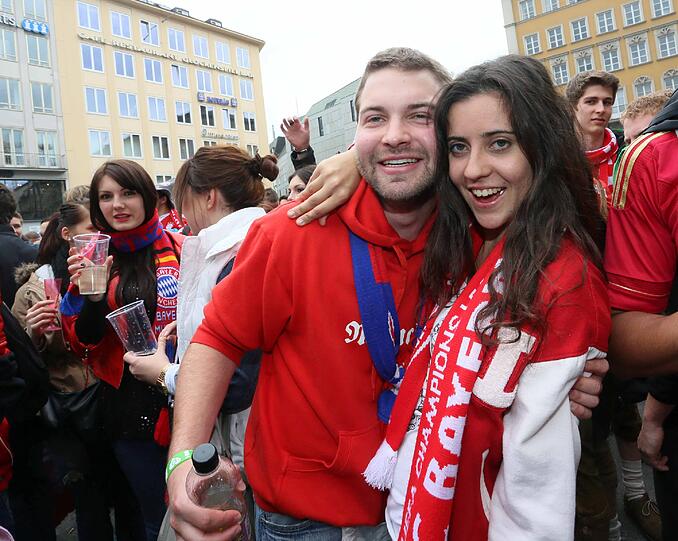 Fans lassen es beim Champions-League-Finale des FC Bayern gegen Dortmund rund um den Marienplatz krachen. Die Bilder